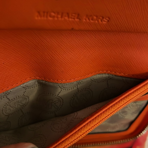 MICHAEL KORS JET SET ZIP AROUND WALLET/WRISTLET in POPPY - Picture 10 of 13